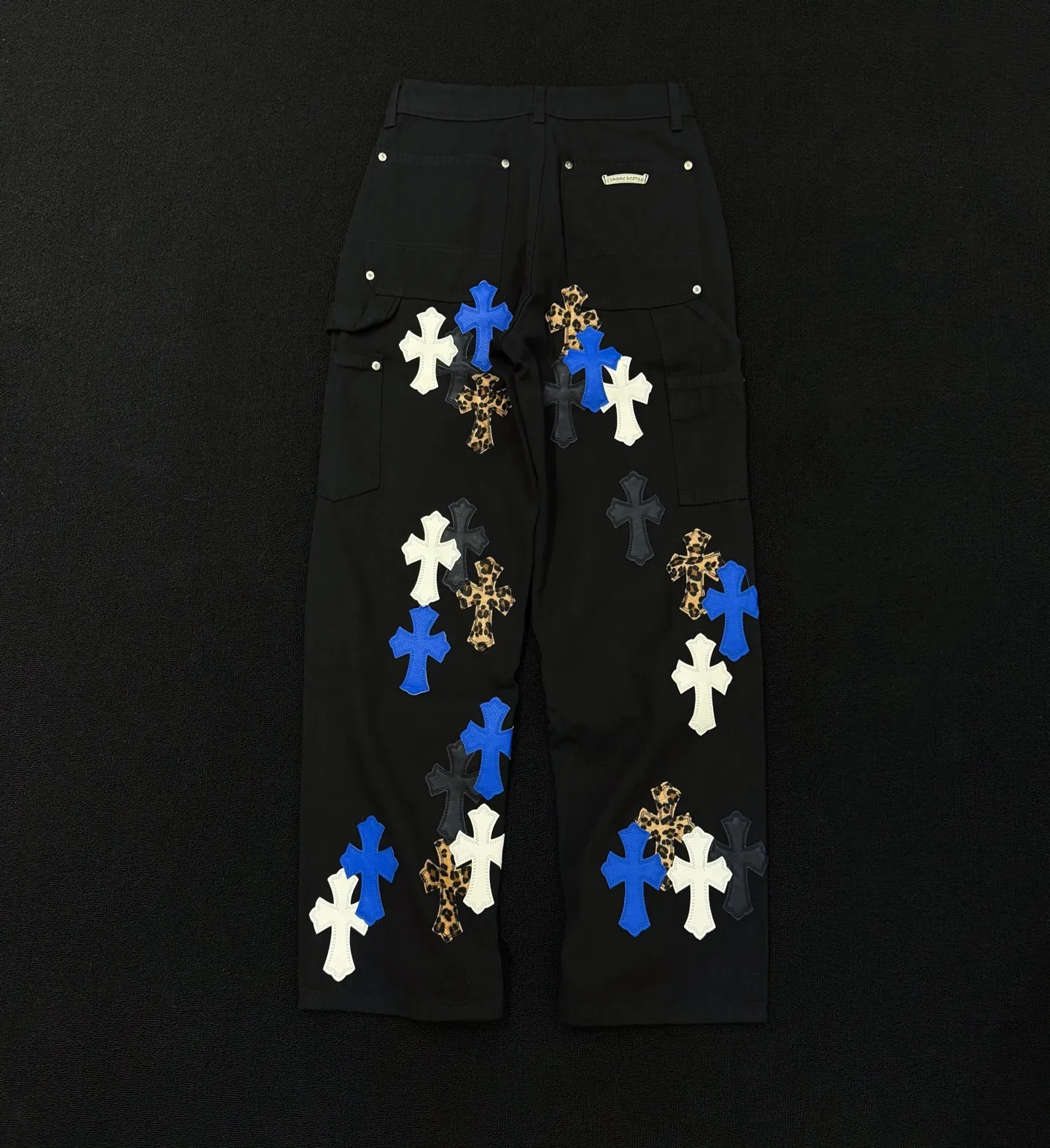 P280 Style number: D364 Chrome Hearts Chrome Hearts straight-leg logging multi-color leather work jeans Color #Black Size #S-Xxl (28 30 32 34 36) 28 Waist 74 Hip 102 Length 101 30 Waist 78 Hip 106 Length 102 32 Waist 82 Hip 110 Length 103 34 Waist 86 Hips 114 Pants Length 104 36 Waist 90 Hips 118 Pants Length 106 Heavy canvas material This pants type was first created by Carhartt. With the development of the times, it has been reinterpreted by many brands. This Crow Heart logging overalls are based on the Carhartt pants with some improvements and added elements‼ ️